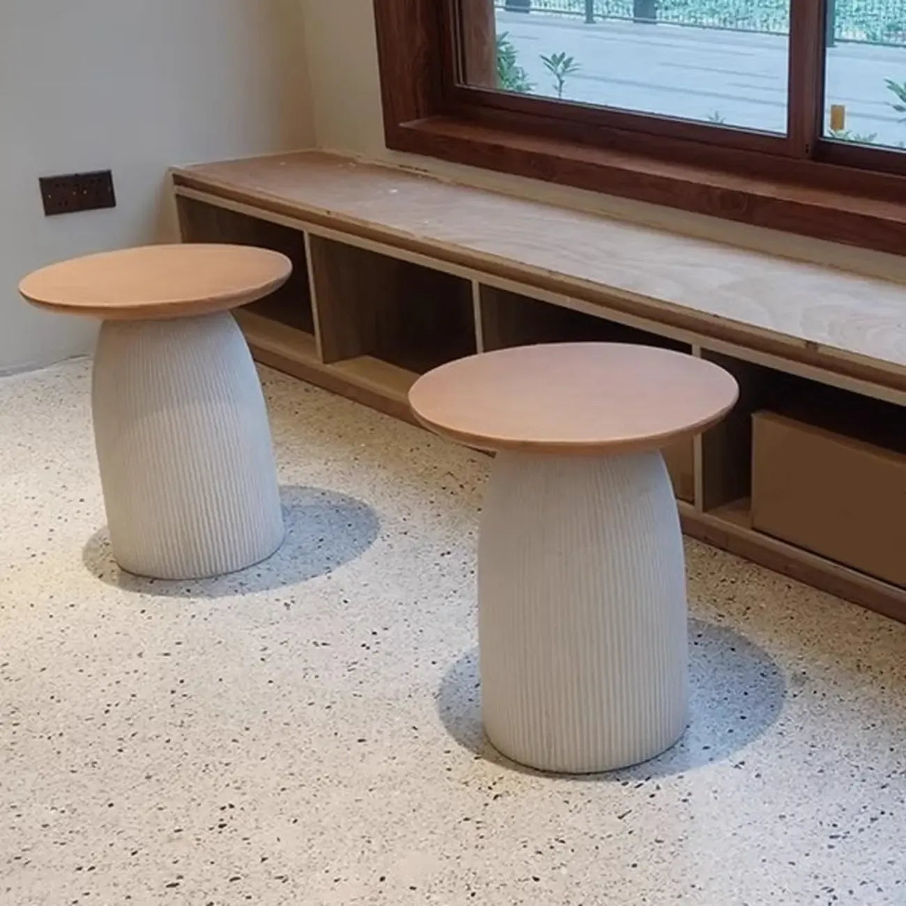 Table d'appoint ronde marron sur pied pour salon