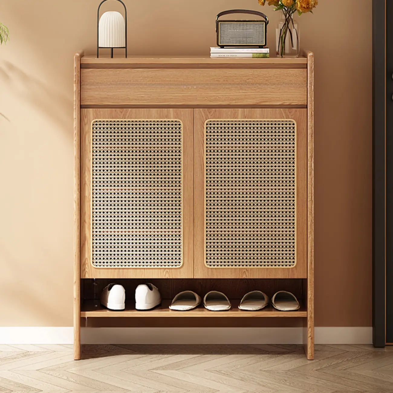 Meuble à chaussures bohème en rotin et chêne naturel