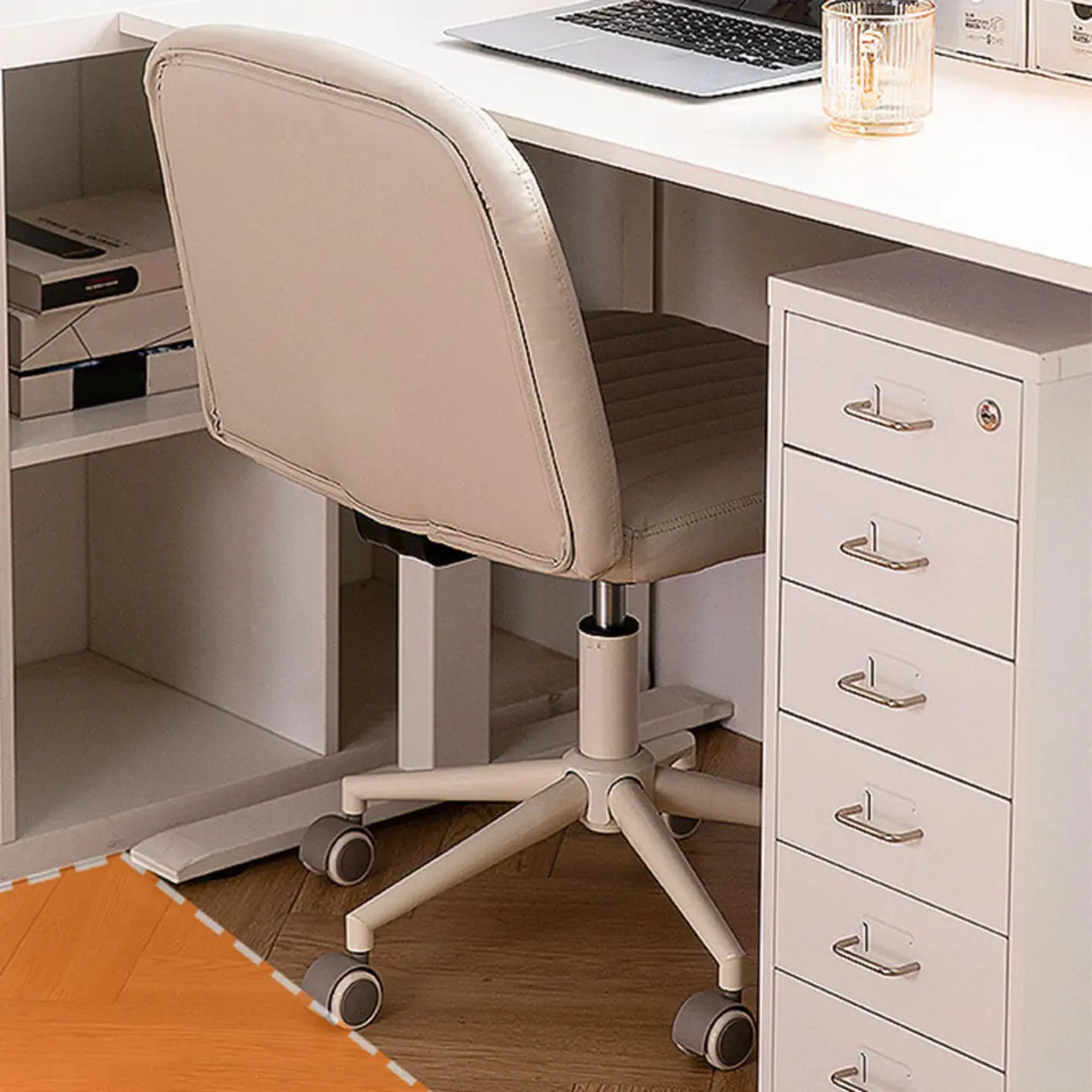 Fauteuil de bureau pivotant en cuir blanc simple