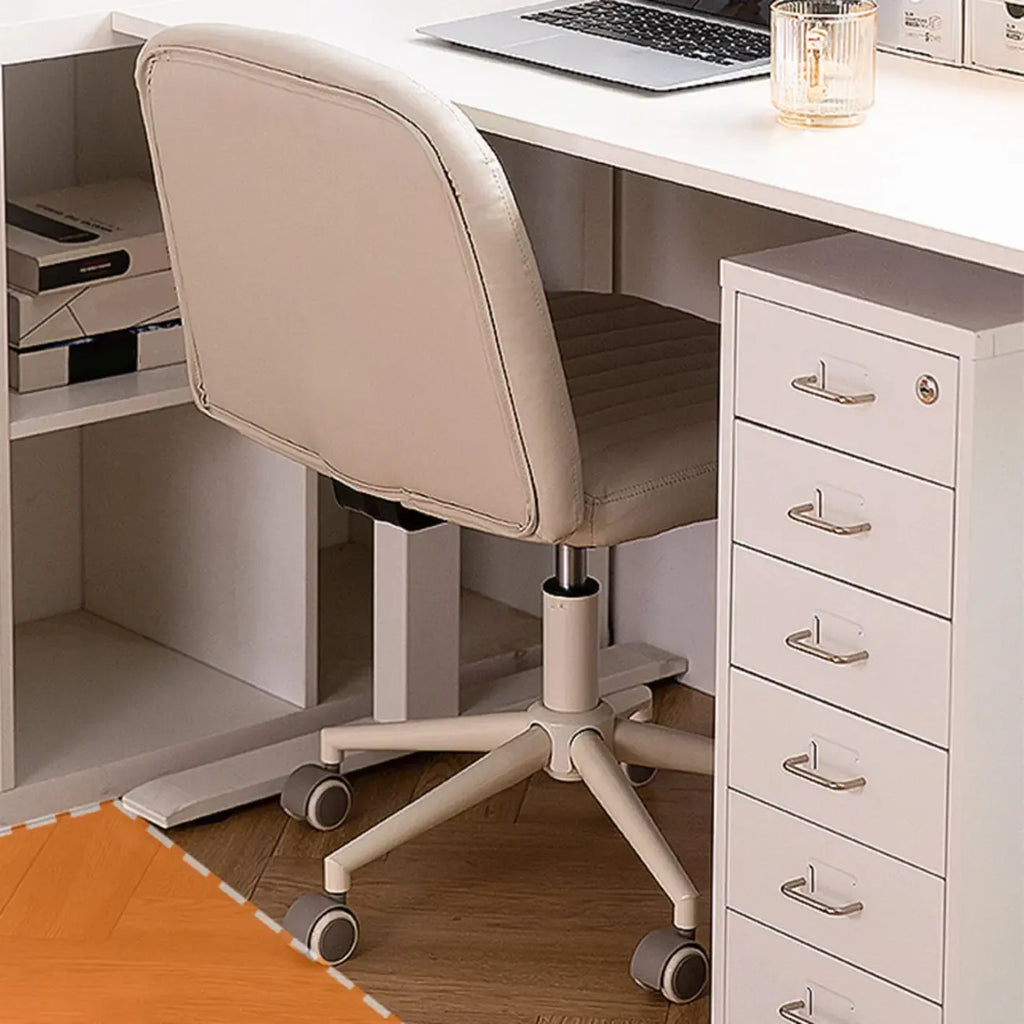 Fauteuil de bureau pivotant en cuir blanc simple