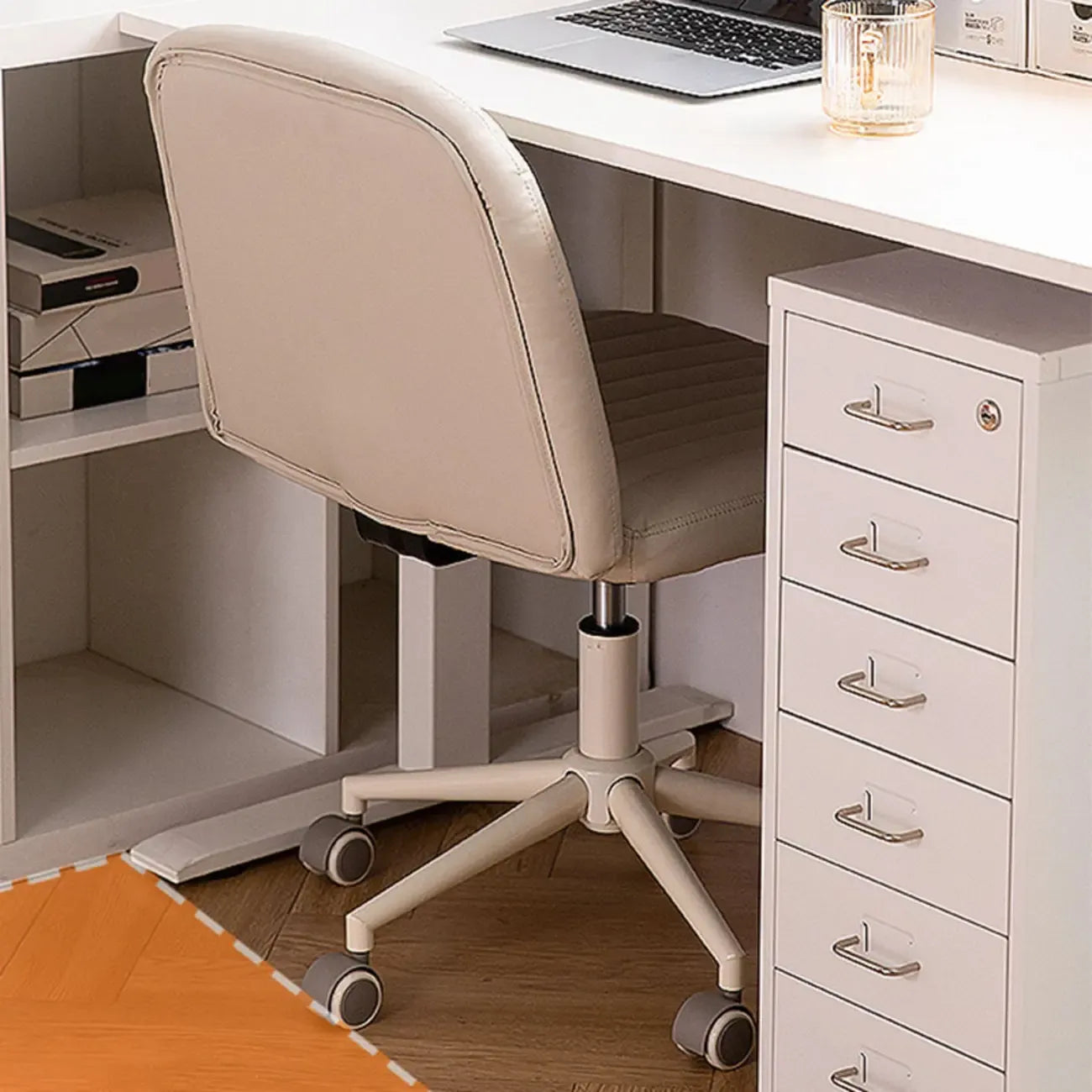 Fauteuil de bureau pivotant en cuir blanc simple