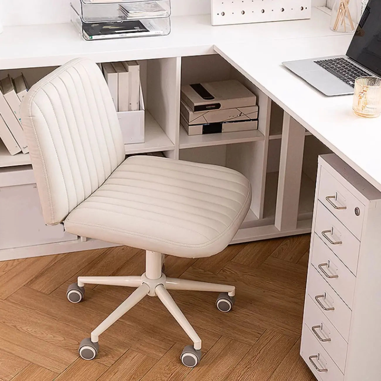 Fauteuil de bureau pivotant en cuir blanc simple