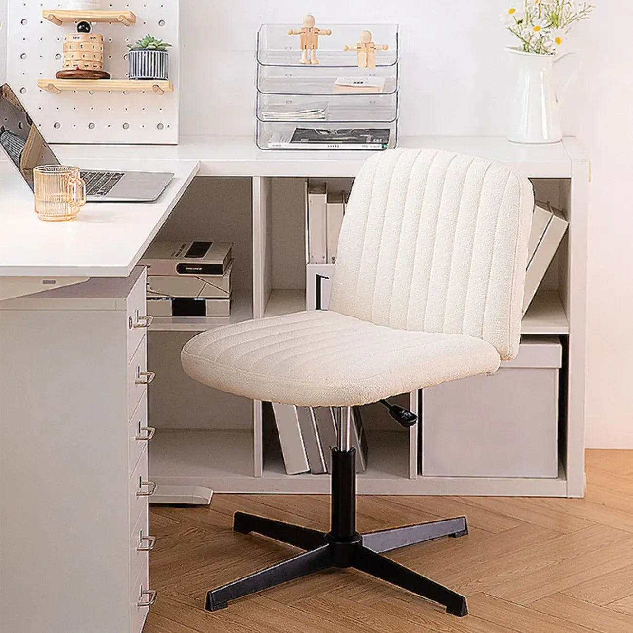 Fauteuil de bureau pivotant en cuir blanc simple