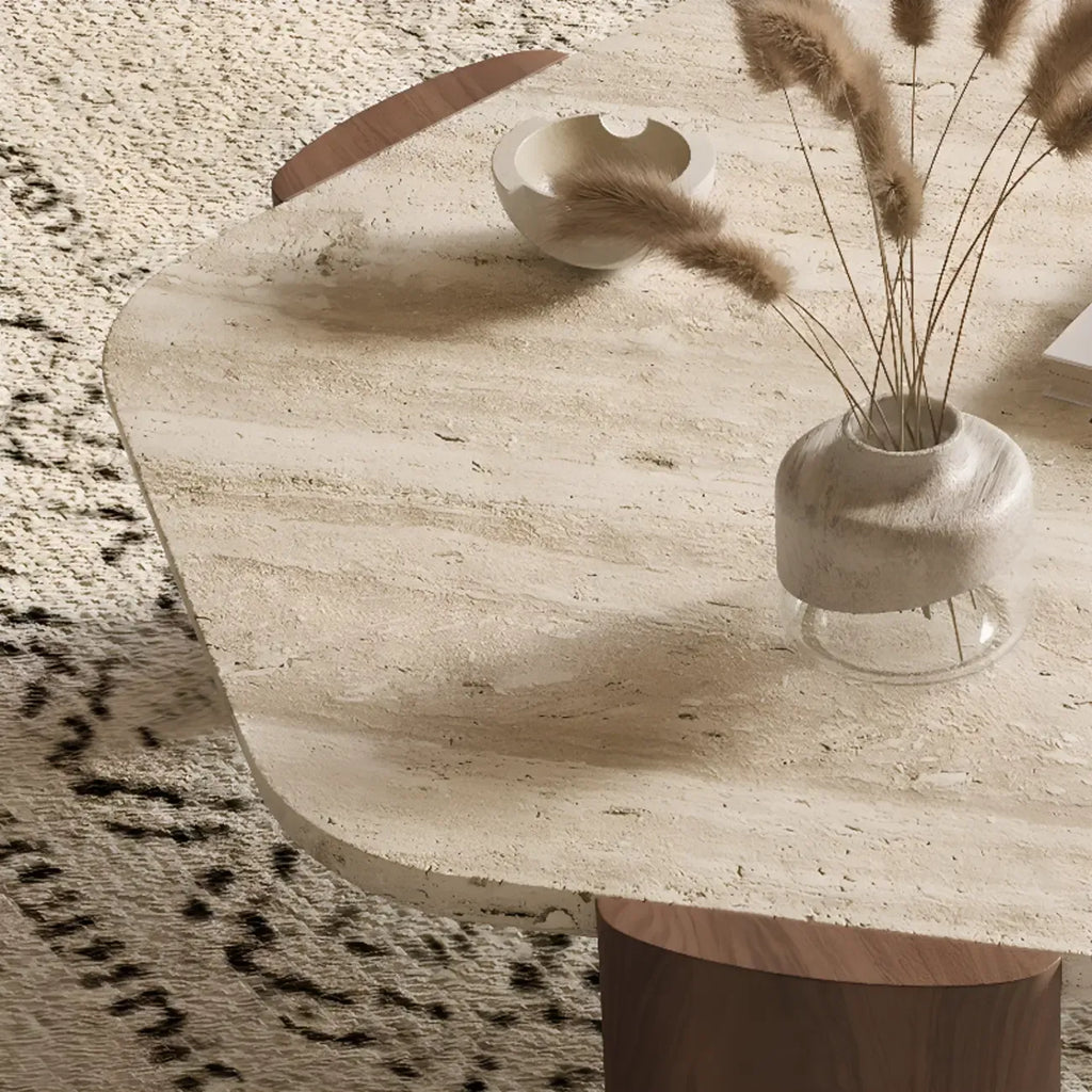 Table basse moderne hexagonale/ronde avec plateau en travertin beige.
