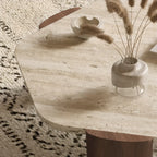 Table basse moderne hexagonale/ronde avec plateau en travertin beige.