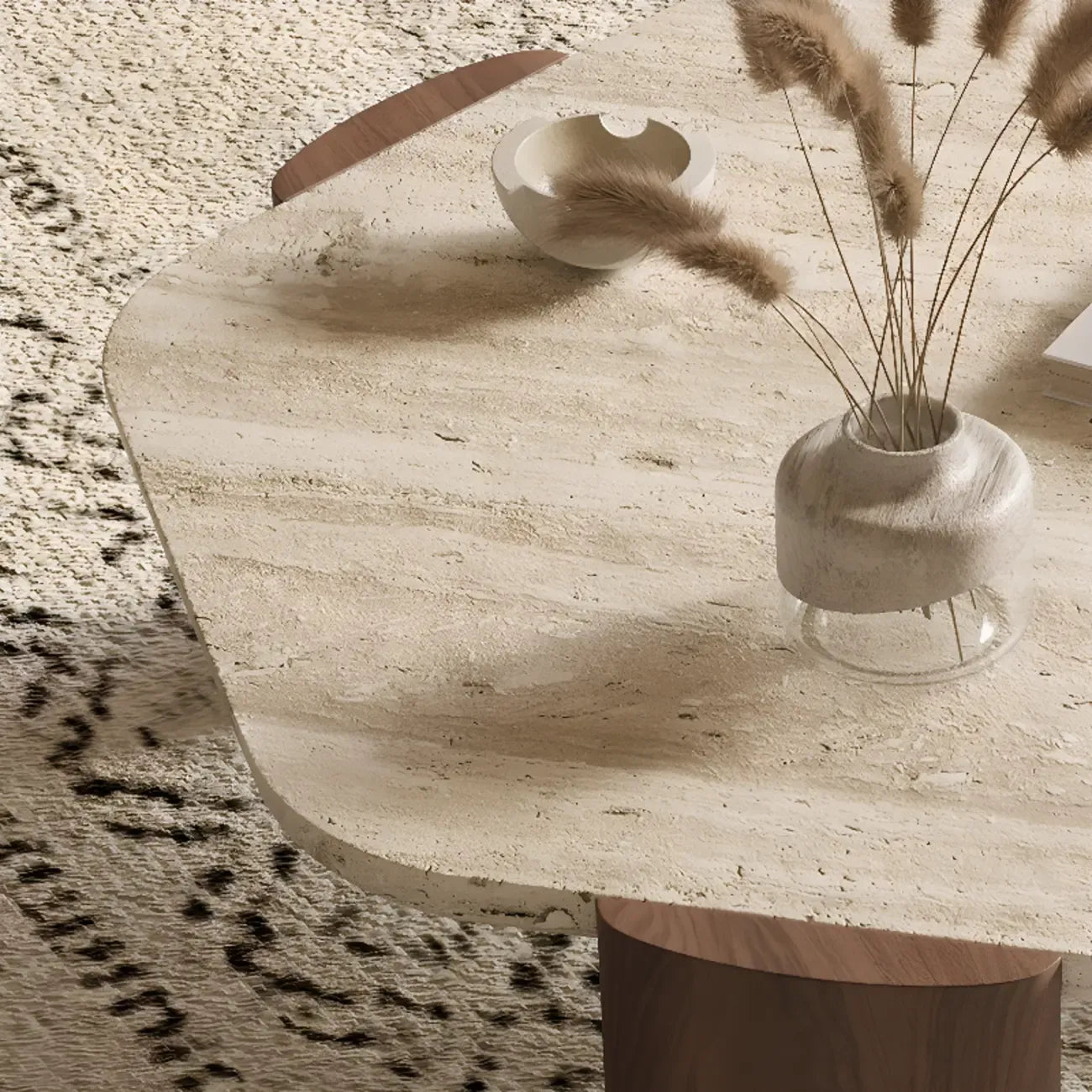 Table basse moderne hexagonale/ronde avec plateau en travertin beige.