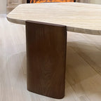 Table basse moderne hexagonale/ronde avec plateau en travertin beige.