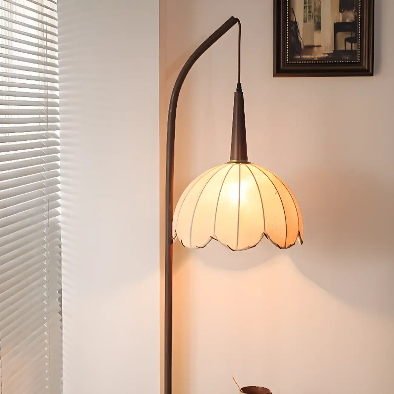 Lampadaire trépied arqué avec table, abat-jour en tissu à motif floral rustique