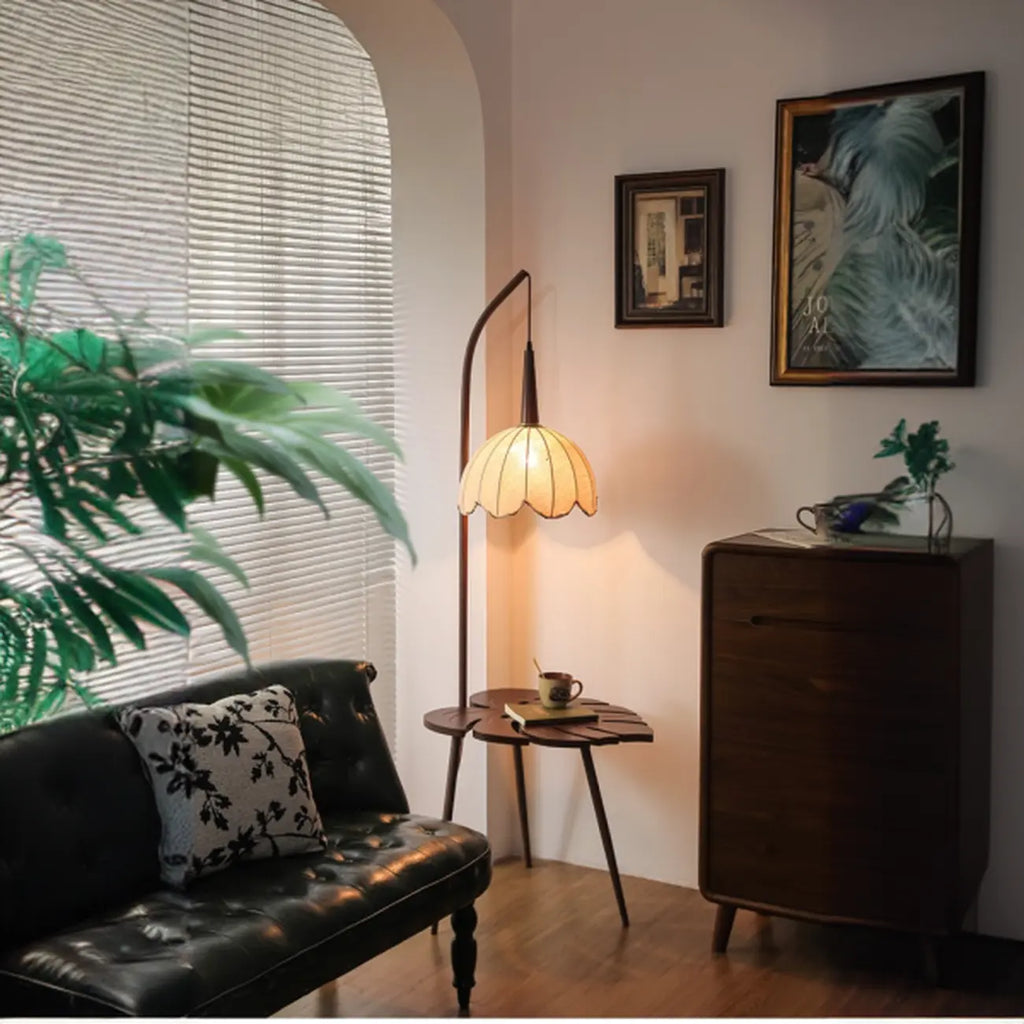 Lampadaire trépied arqué avec table, abat-jour en tissu à motif floral rustique
