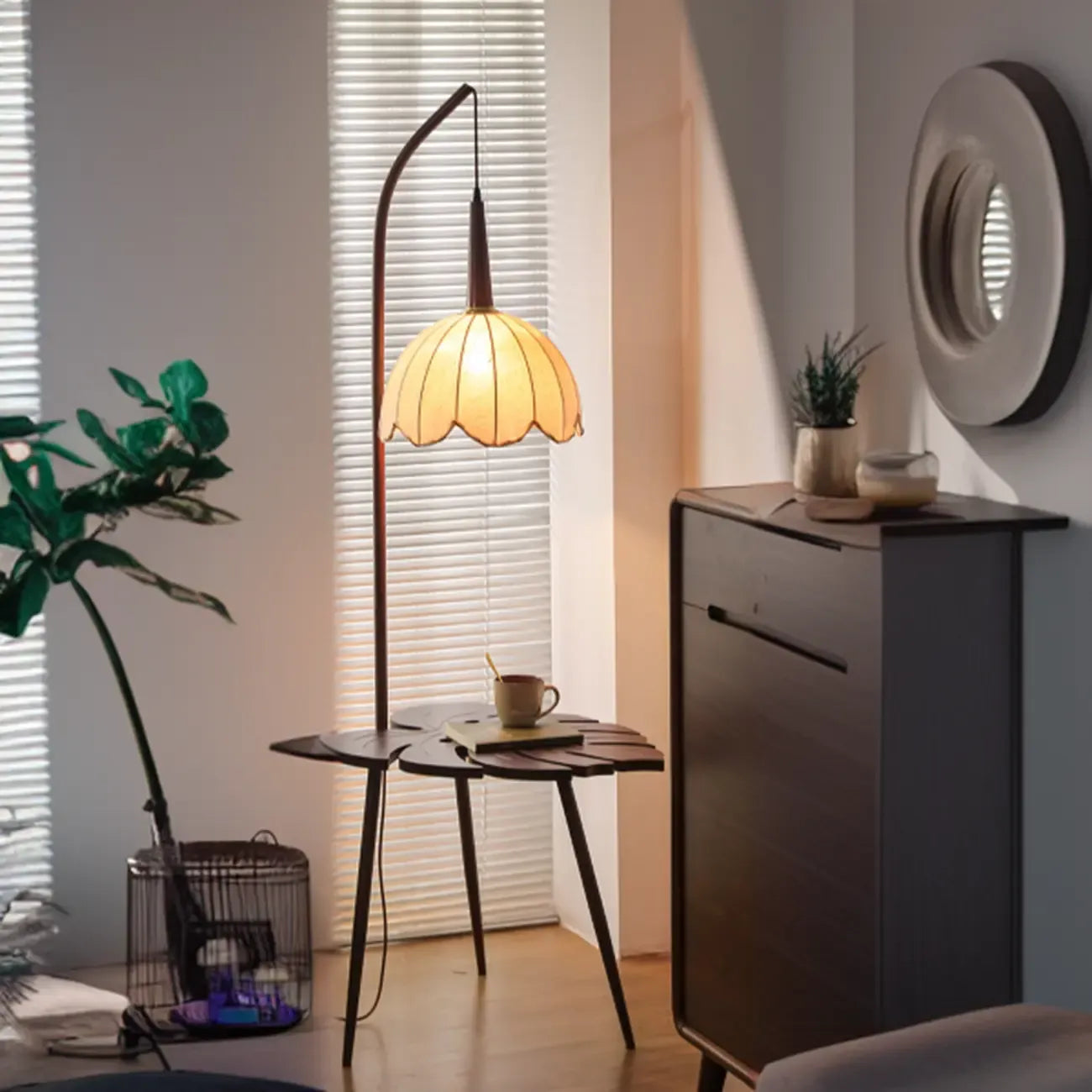 Lampadaire trépied arqué avec table, abat-jour en tissu à motif floral rustique