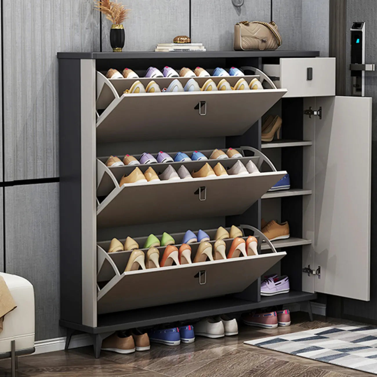 Meuble à chaussures étroit et élégant en bois gris avec porte rabattable