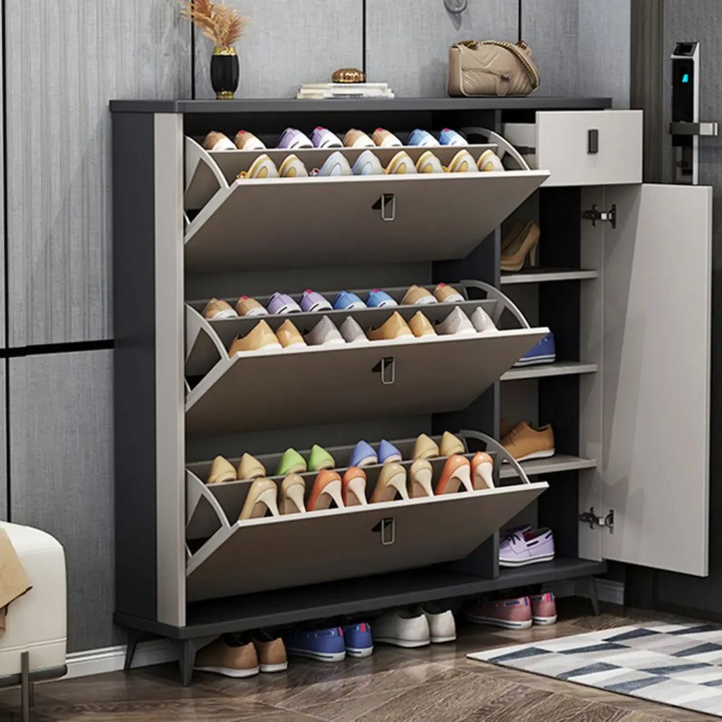 Meuble à chaussures étroit et élégant en bois gris avec porte rabattable