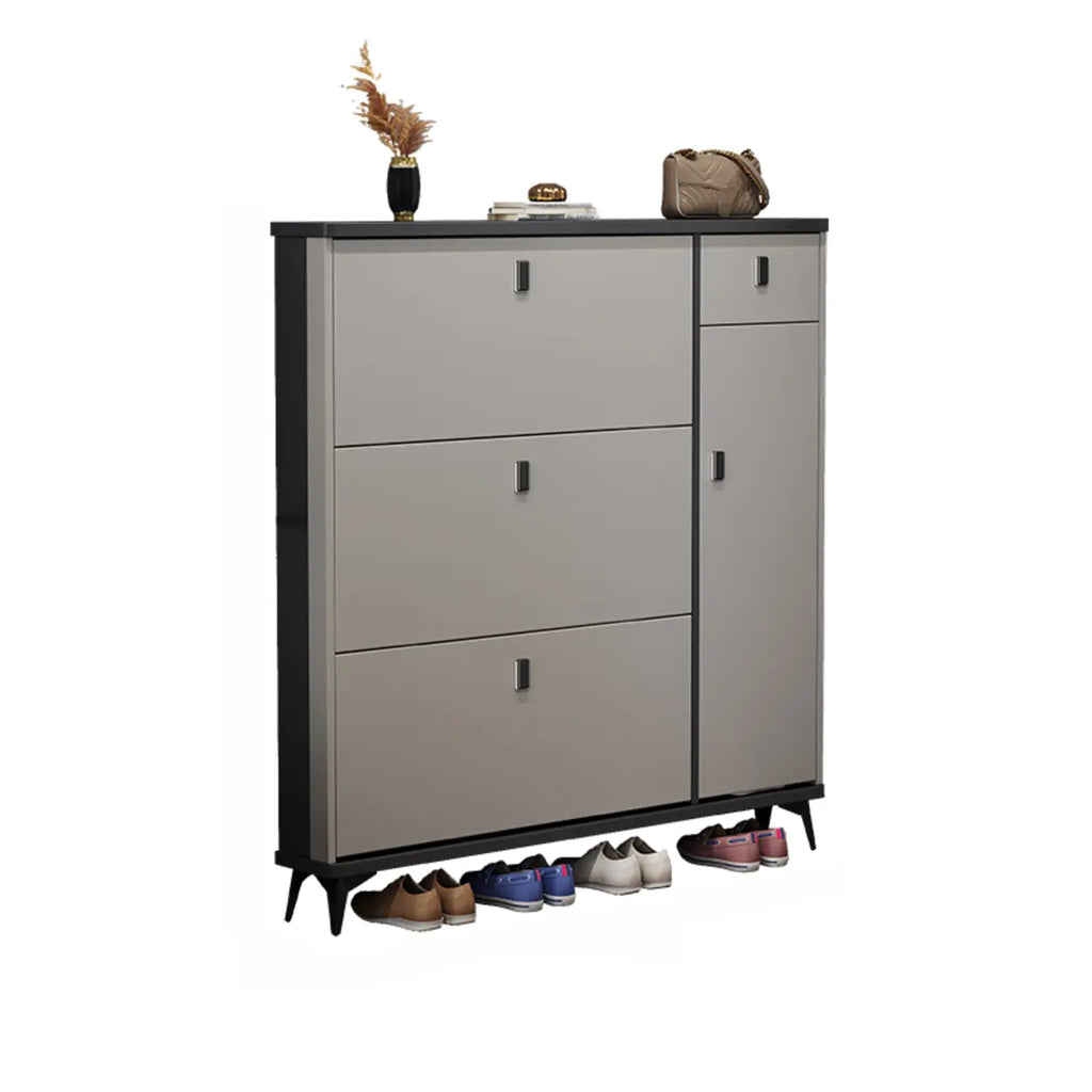 Meuble à chaussures étroit et élégant en bois gris avec porte rabattable