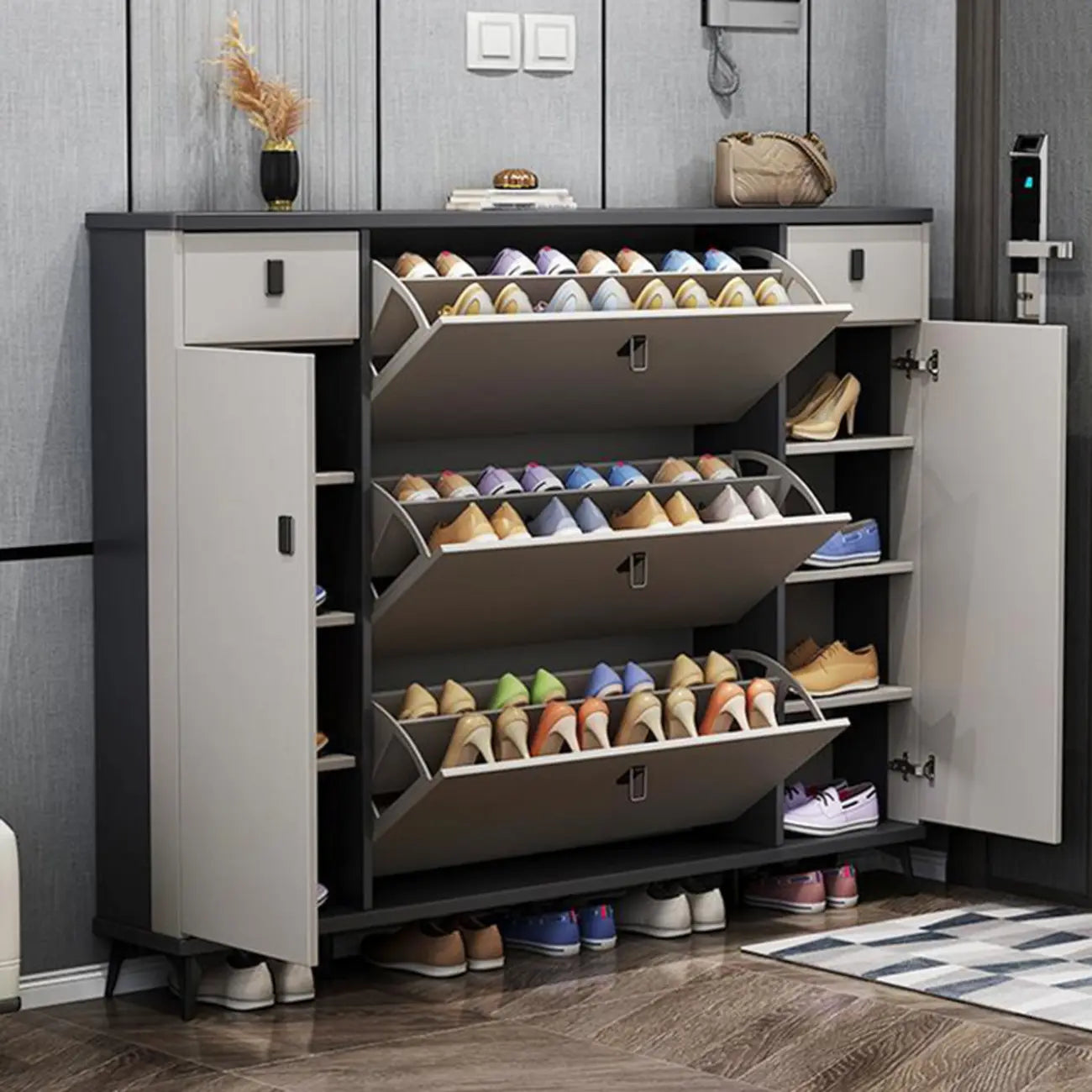 Meuble à chaussures étroit et élégant en bois gris avec porte rabattable