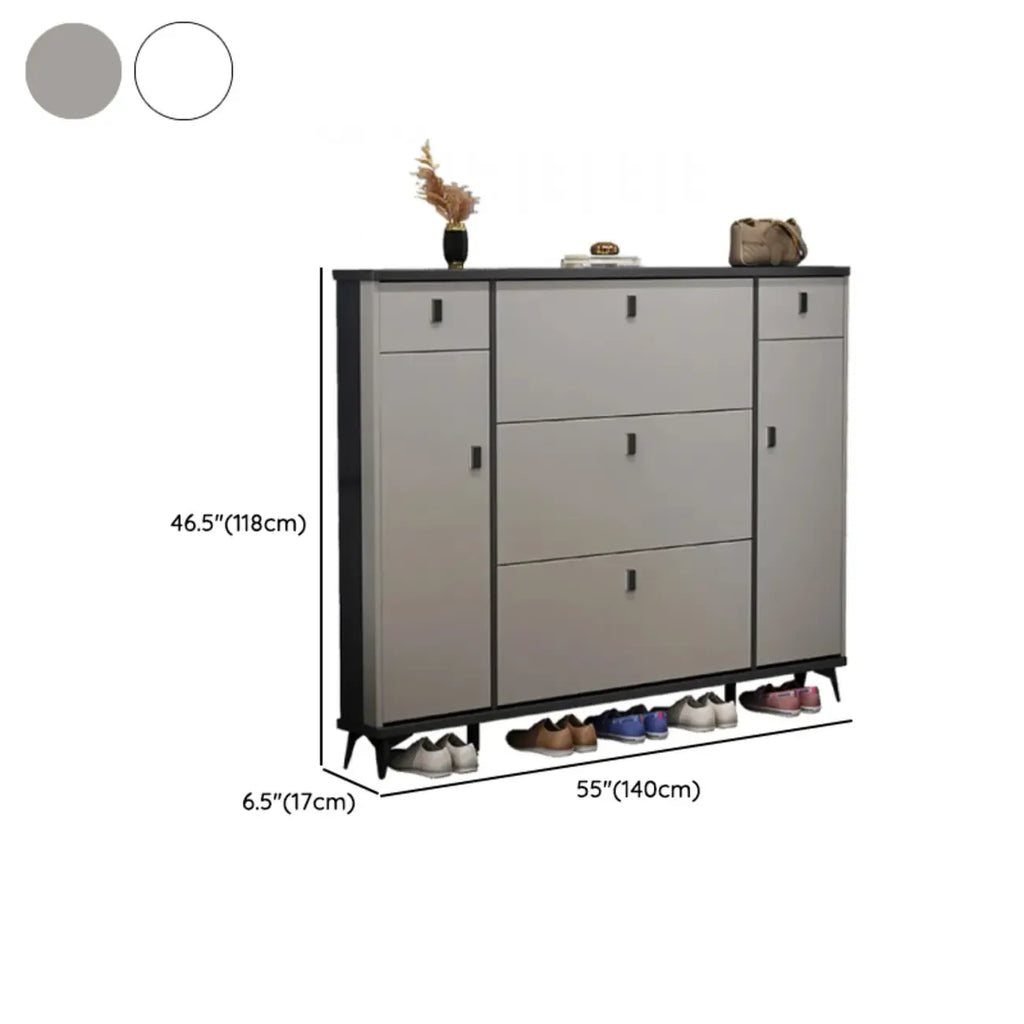Meuble à chaussures étroit et élégant en bois gris avec porte rabattable