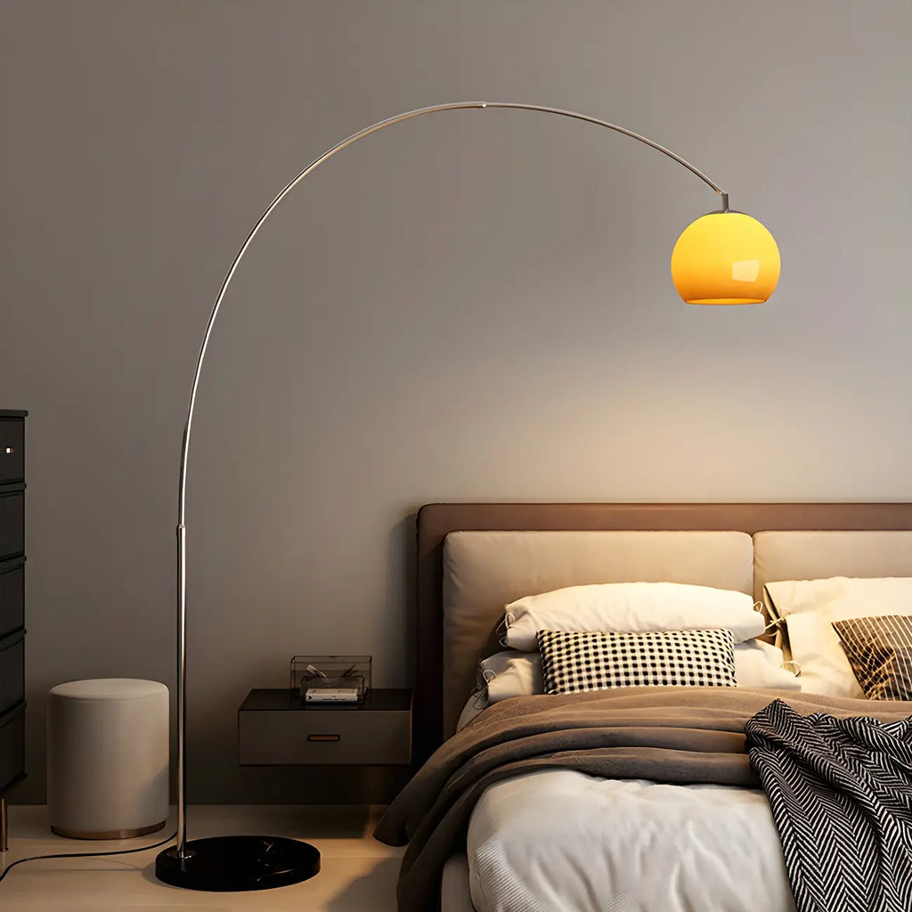 Lampadaire en acier arqué avec dôme en verre de style nordique