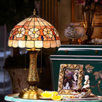 Lampe de table en laiton antique à deux lumières, en forme de dôme et verre coloré