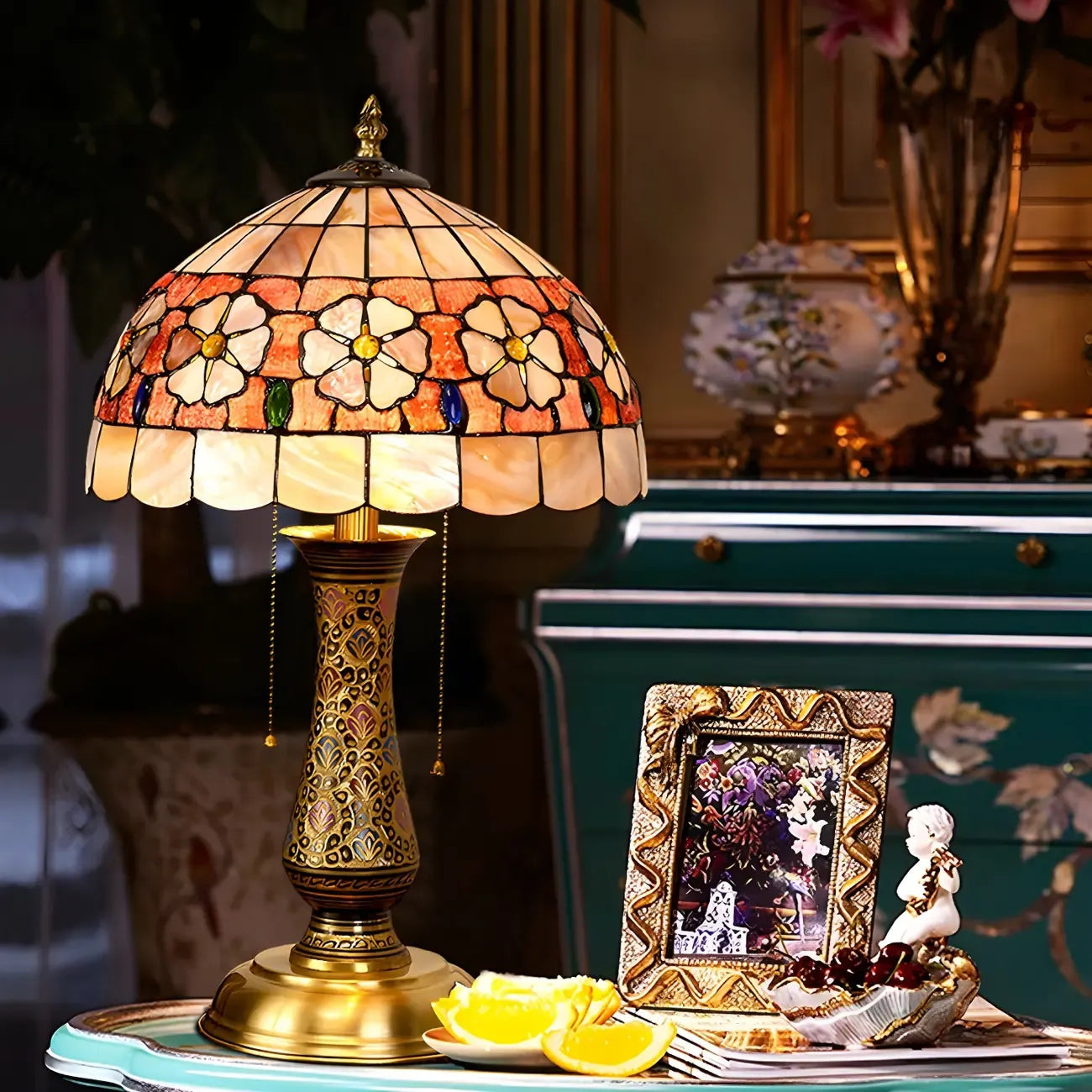 Lampe de table en laiton antique à deux lumières, en forme de dôme et verre coloré