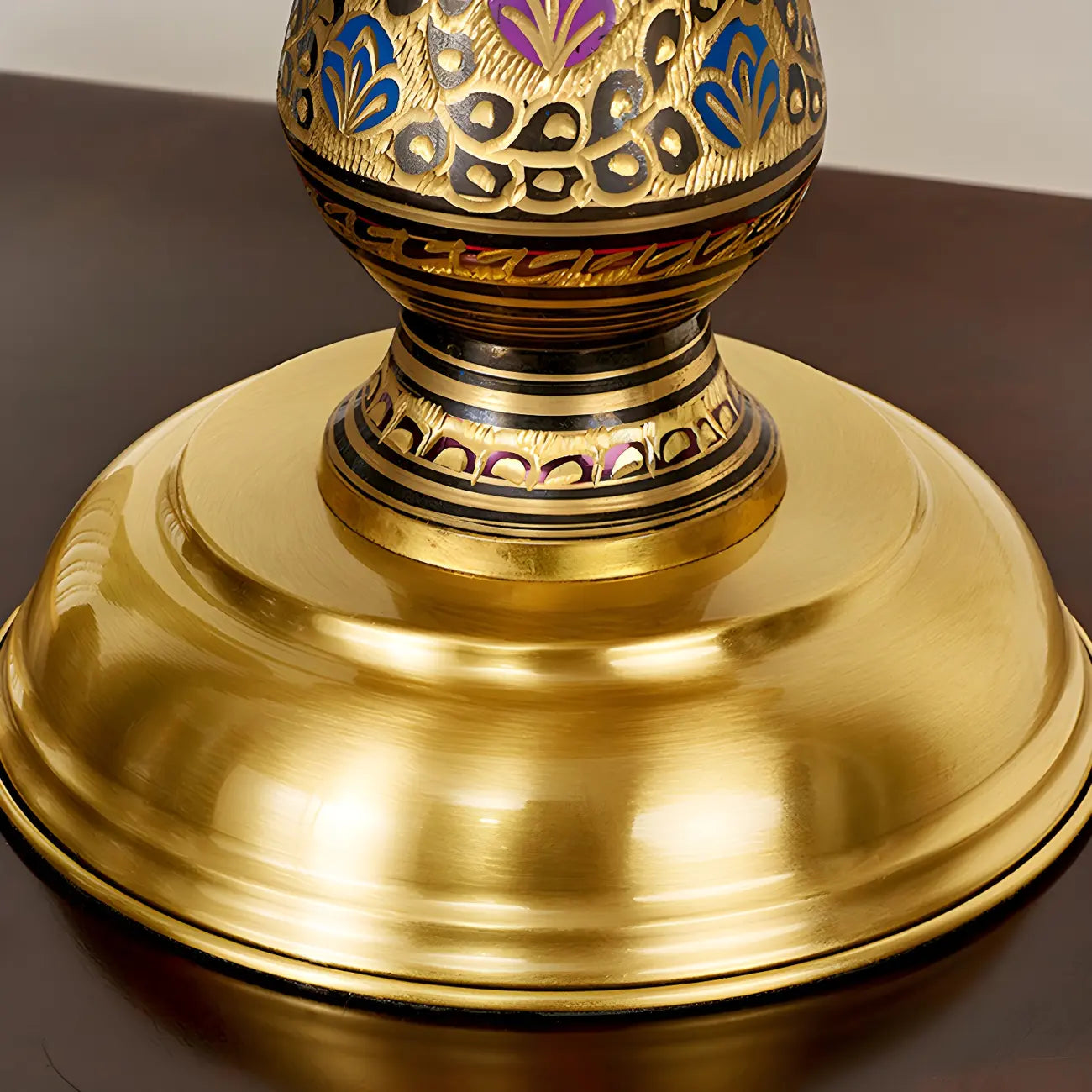 Lampe de table en laiton antique à deux lumières, en forme de dôme et verre coloré