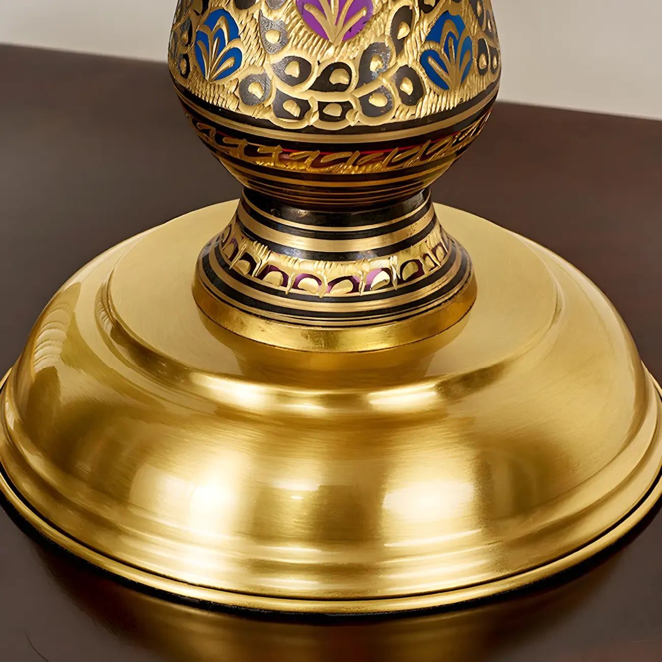 Lampe de table en laiton antique à deux lumières, en forme de dôme et verre coloré