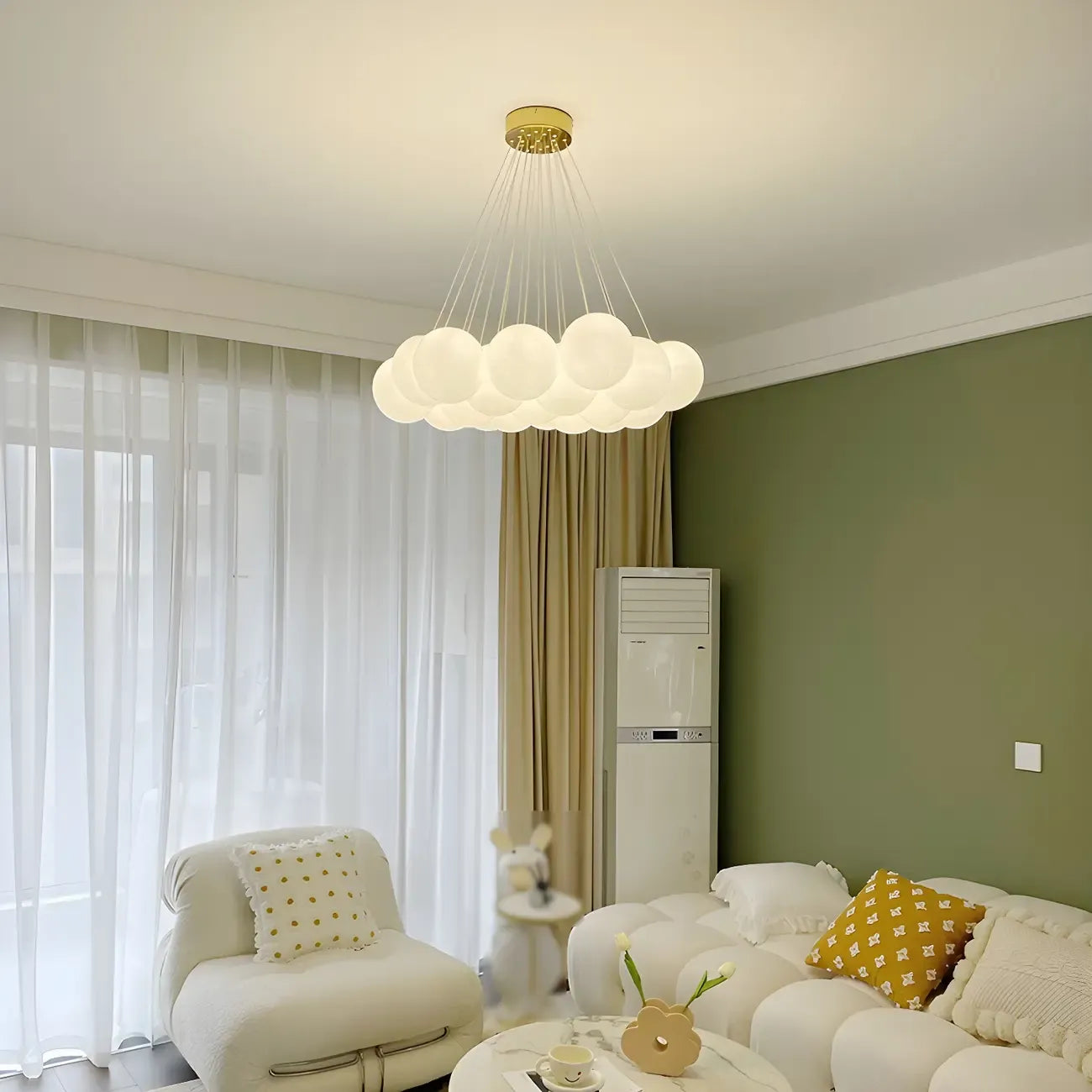 Lustre moderne et élégant, composé de sphères en verre blanc réglables.