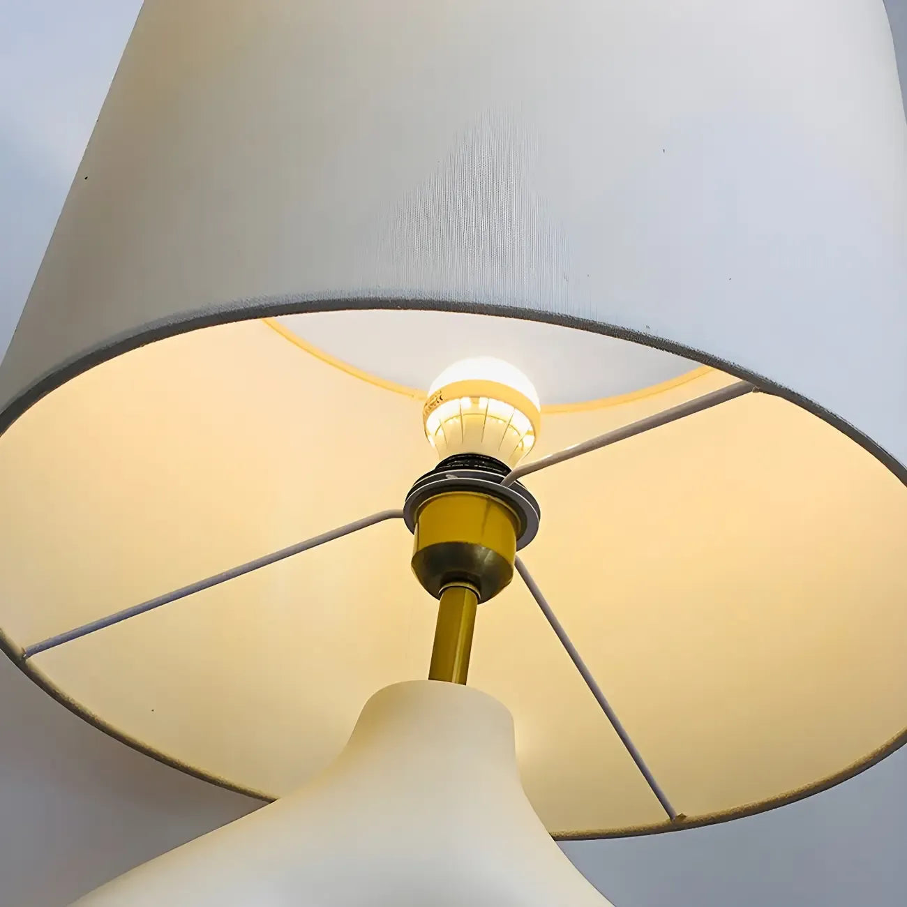 Lampe de table géométrique en résine blanche à intensité variable pour chambre à coucher