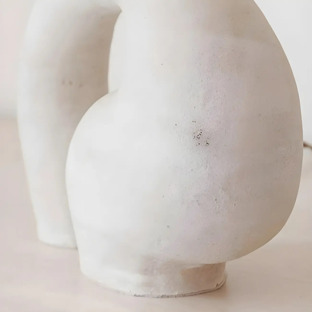 Lampe de table géométrique en résine blanche à intensité variable pour chambre à coucher